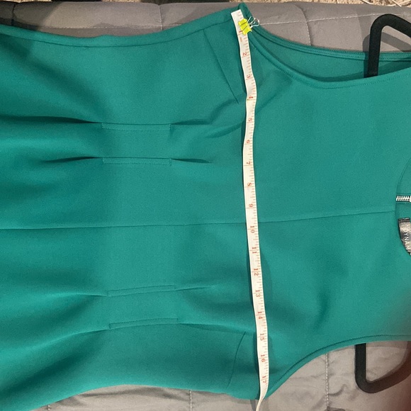Curve fitting green midi dress. - Picture 5 of 5